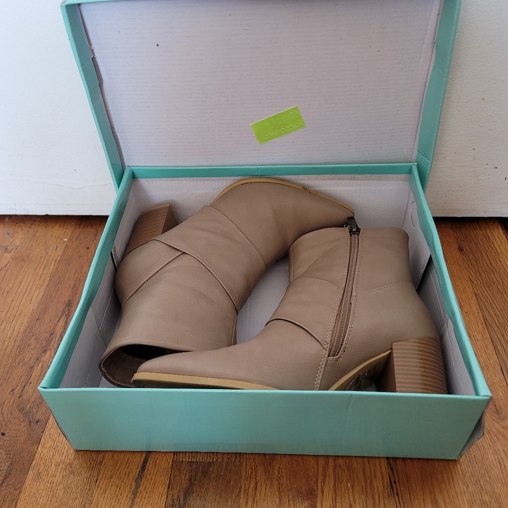 Pointed toe heeled boots